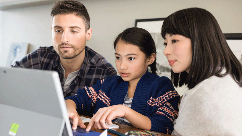 一緒にコンピューターを見て、Microsoft AppSource で解決策を探している家族。
